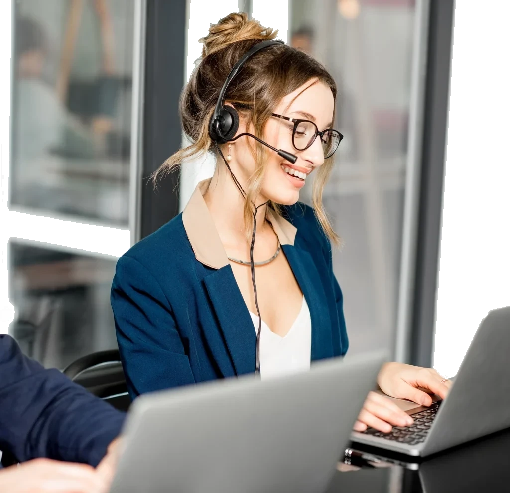 Callcenter munkatárs telefonál