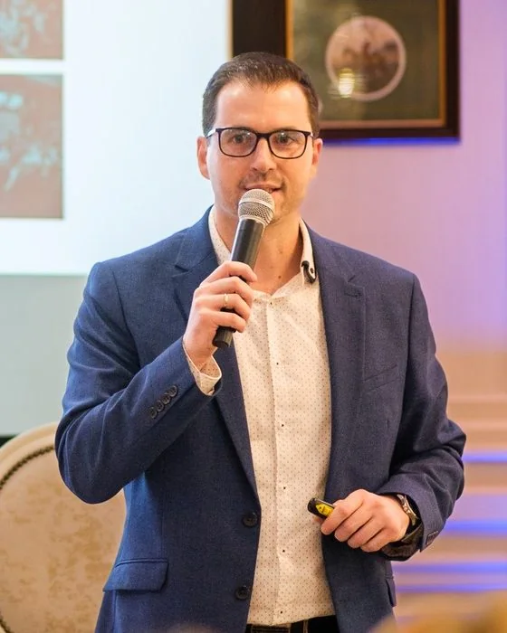 Süvöltős László – Vezető tanácsadó